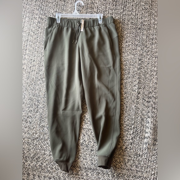 Lululemon On the Fly 7/8 Pants - Picture 4 of 8